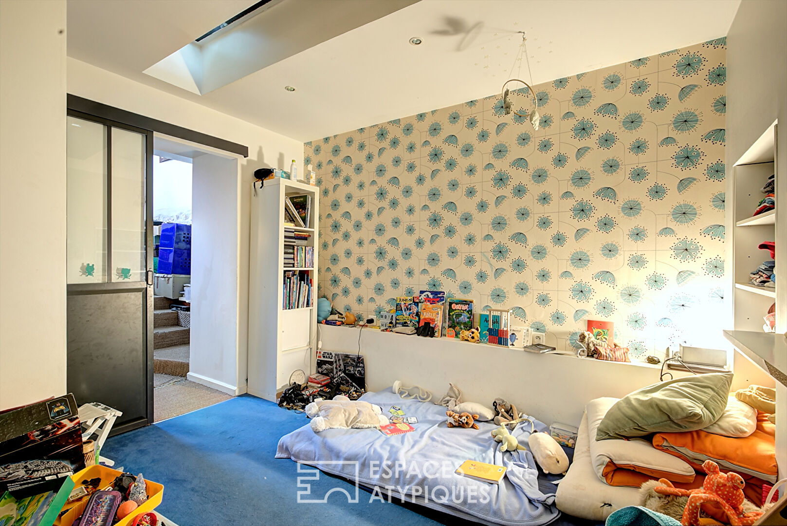 Ancienne boutique transformée en loft familial sur cour privative aux Abbesses