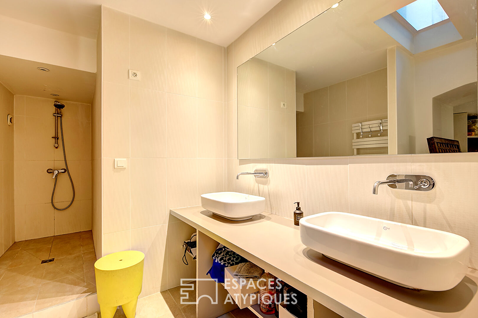 Ancienne boutique transformée en loft familial sur cour privative aux Abbesses