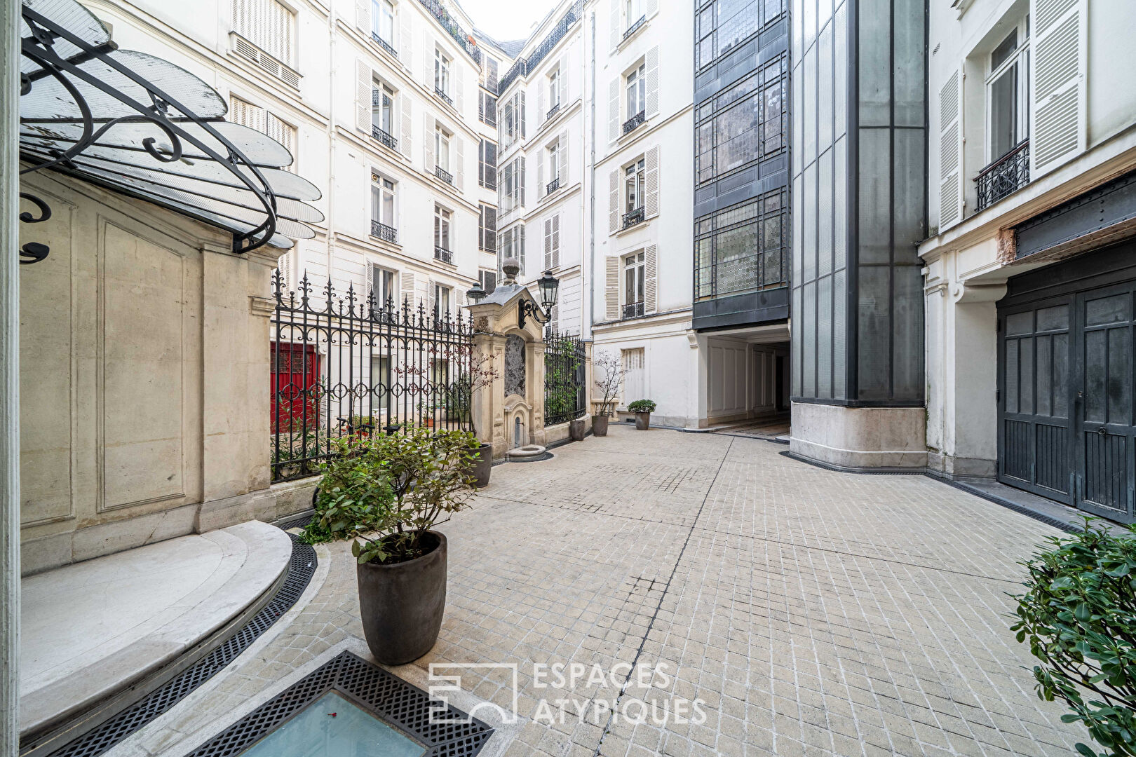 Local commercial en duplex avec verrière – Miromesnil / Villiers