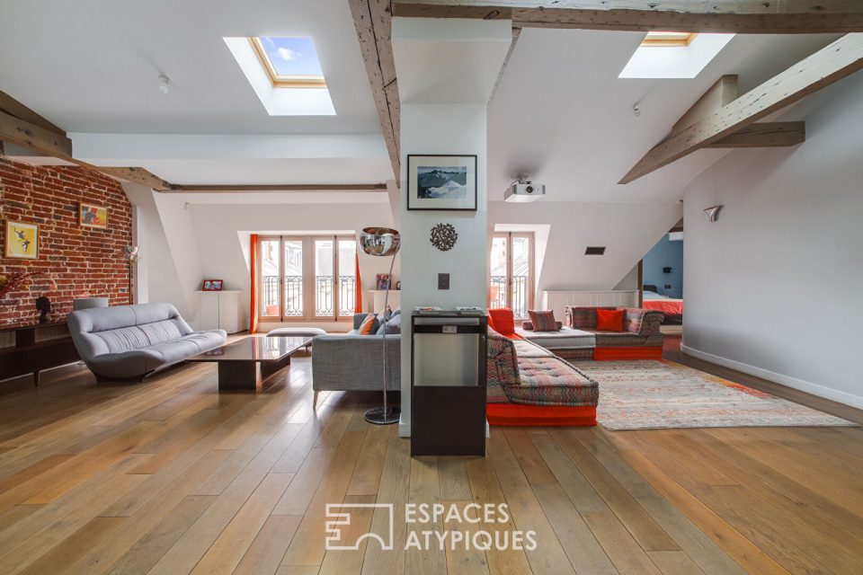 Dernier étage esprit loft avec balcon dans Haussmannien ? Boétie / Miromesnil