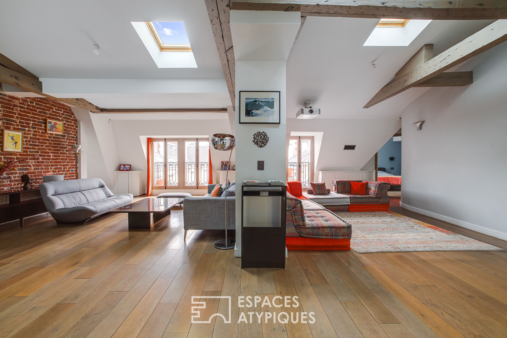 Dernier étage esprit loft avec balcon dans Haussmannien – Boétie / Miromesnil