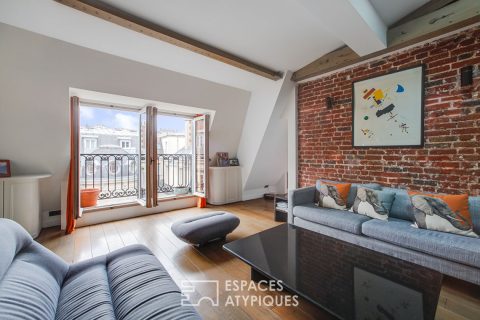 Dernier étage esprit loft avec balcon dans Haussmannien – Boétie / Miromesnil