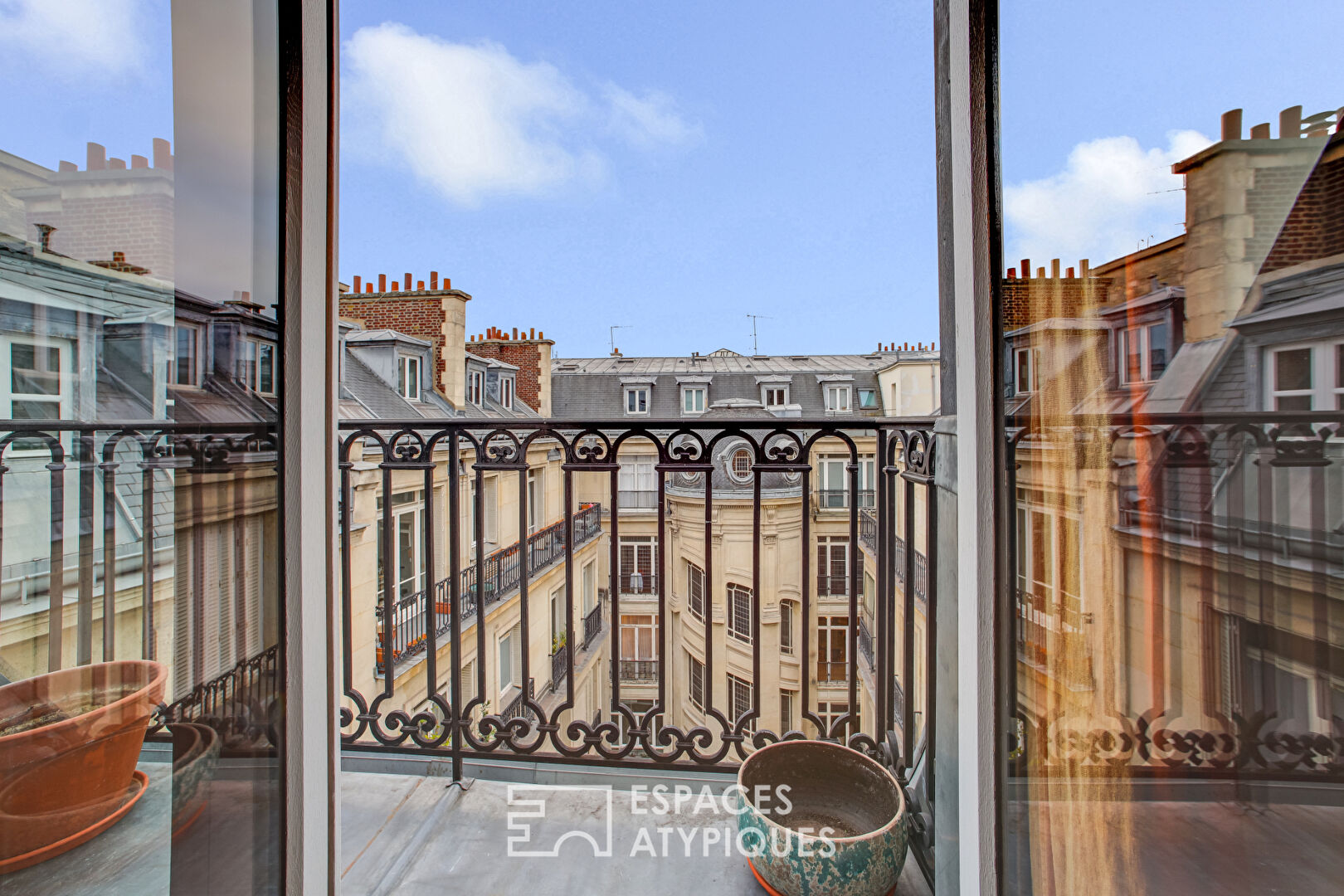 Dernier étage esprit loft avec balcon dans Haussmannien – Boétie / Miromesnil