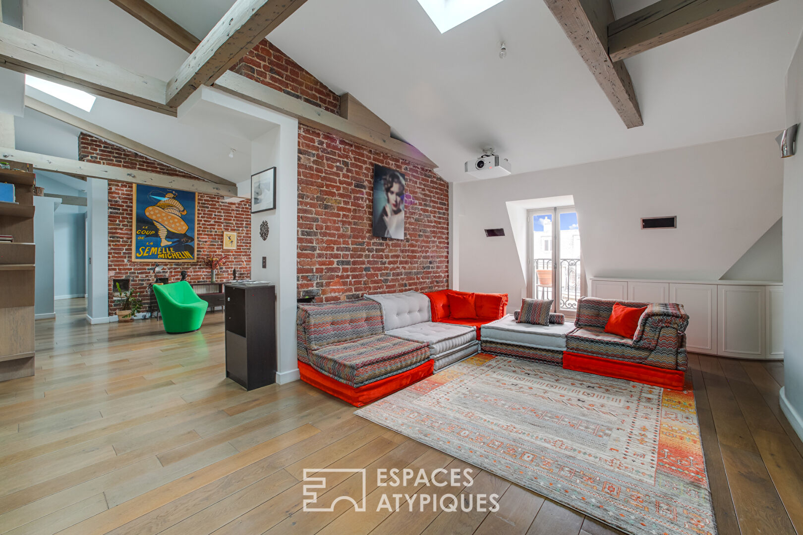 Dernier étage esprit loft avec balcon dans Haussmannien – Boétie / Miromesnil