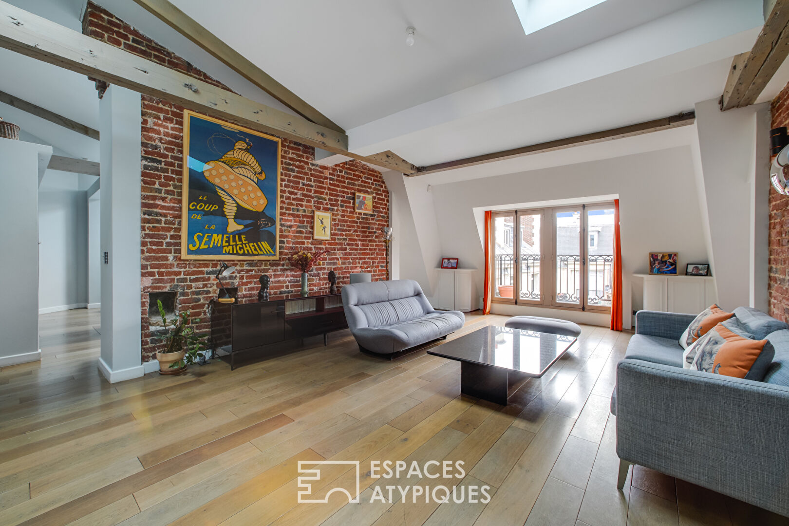 Dernier étage esprit loft avec balcon dans Haussmannien – Boétie / Miromesnil
