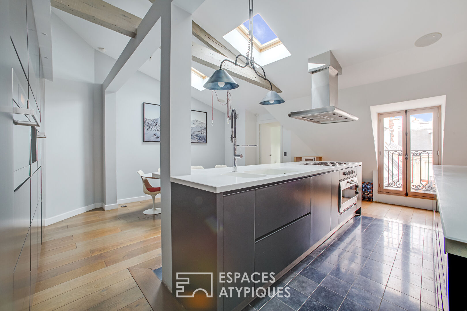 Dernier étage esprit loft avec balcon dans Haussmannien – Boétie / Miromesnil