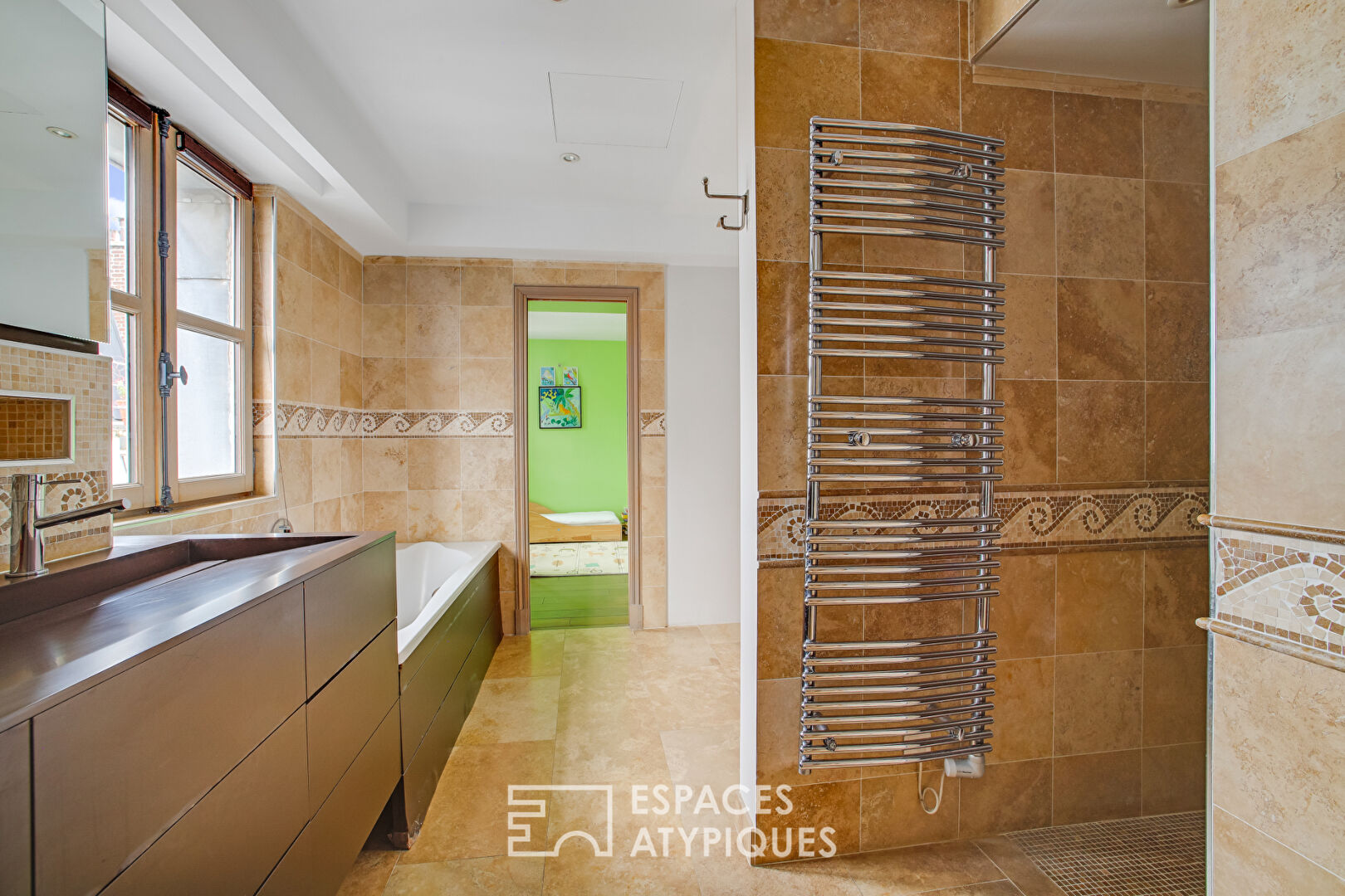 Dernier étage esprit loft avec balcon dans Haussmannien – Boétie / Miromesnil