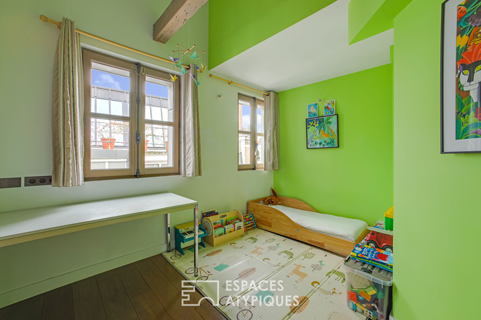 Dernier étage esprit loft avec balcon dans Haussmannien – Boétie / Miromesnil