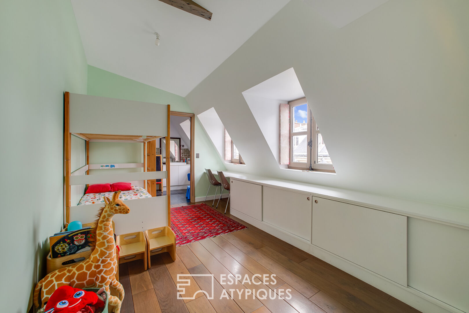 Dernier étage esprit loft avec balcon dans Haussmannien – Boétie / Miromesnil