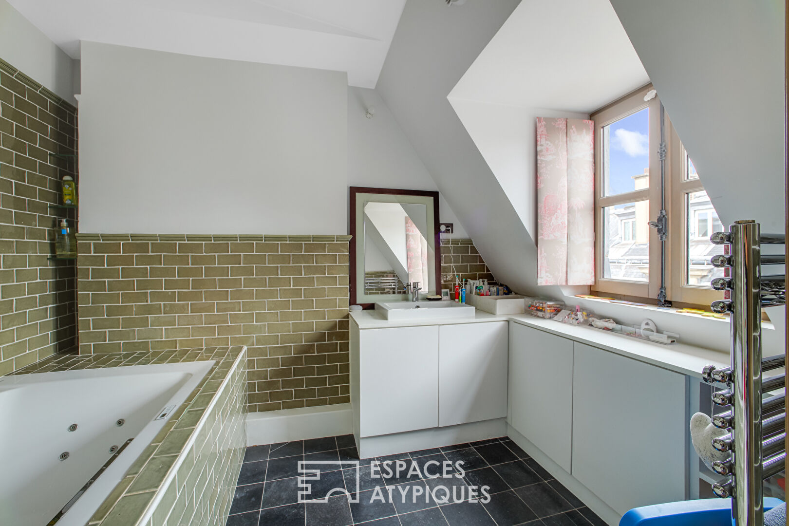 Dernier étage esprit loft avec balcon dans Haussmannien – Boétie / Miromesnil