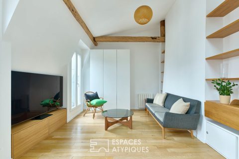 Appartement rénové au dernier étage avec balconnets