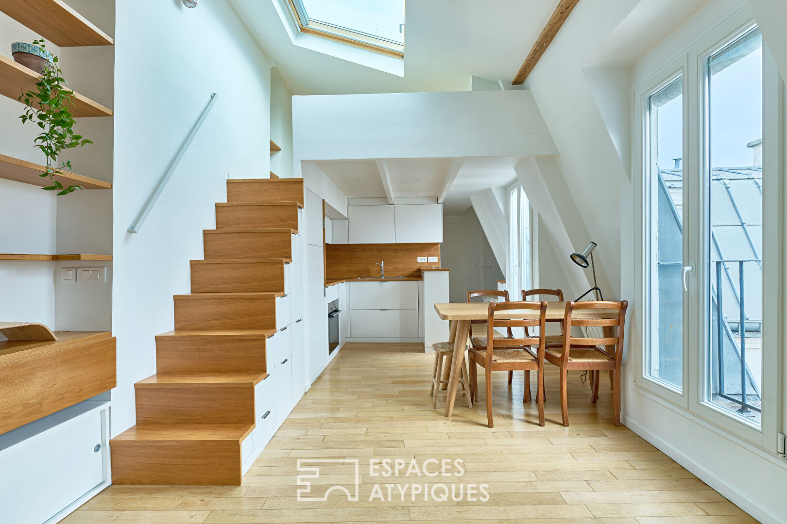 Appartement rénové au dernier étage avec balconnets