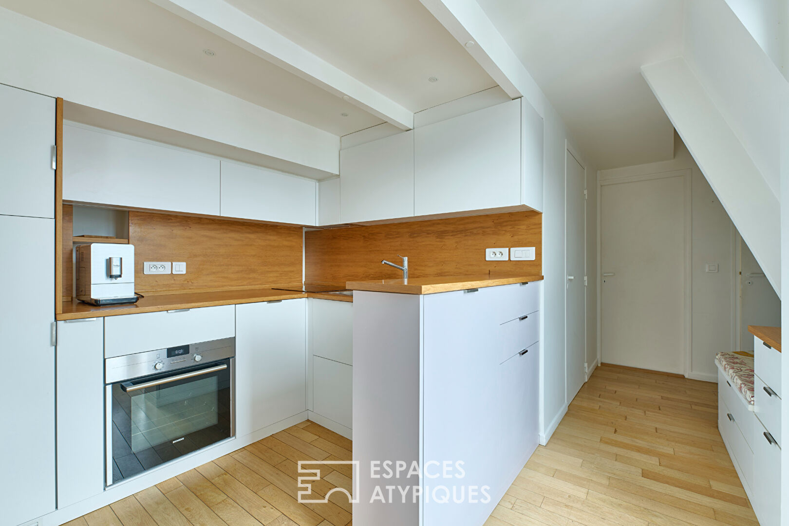 Appartement rénové au dernier étage avec balconnets