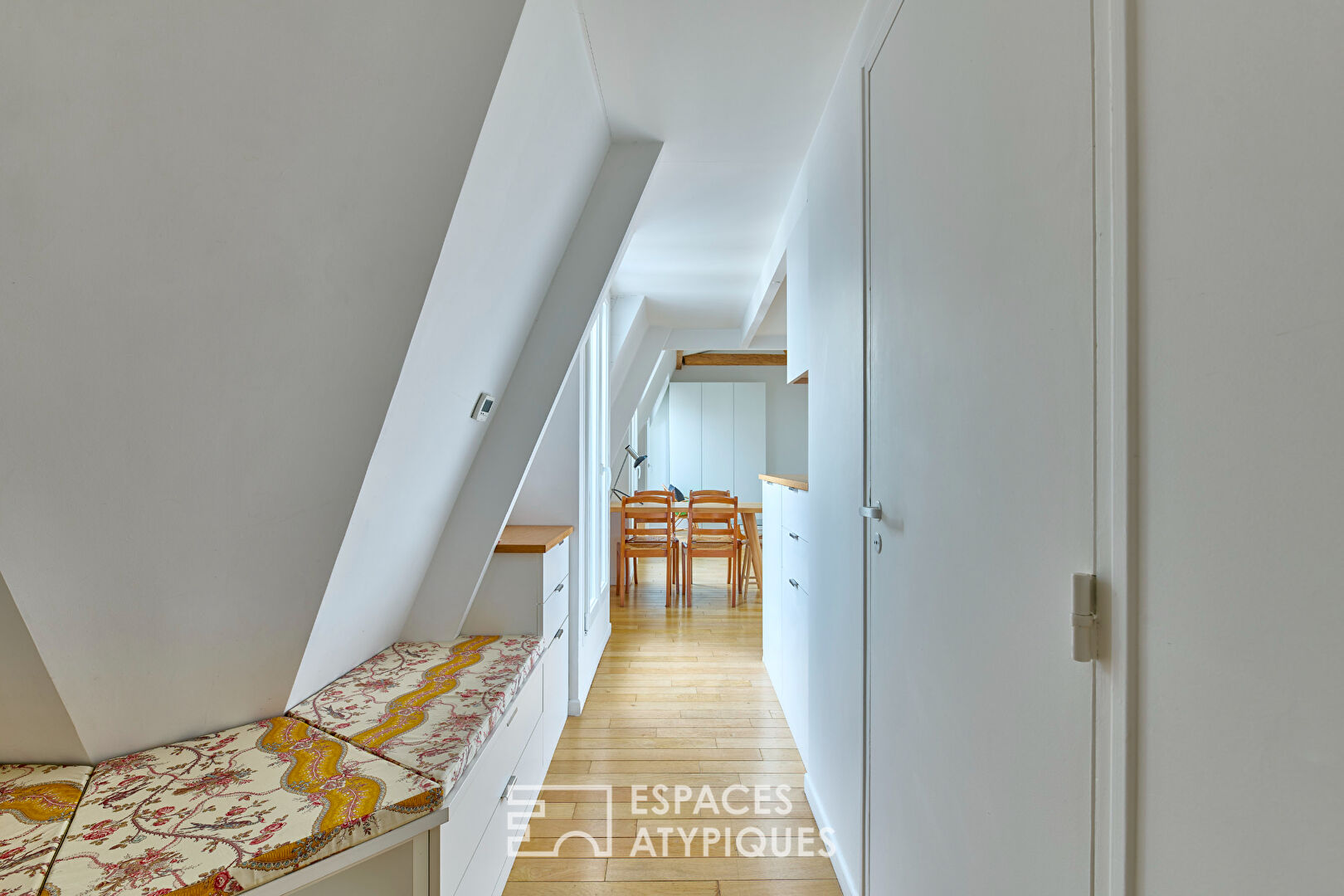 Appartement rénové au dernier étage avec balconnets