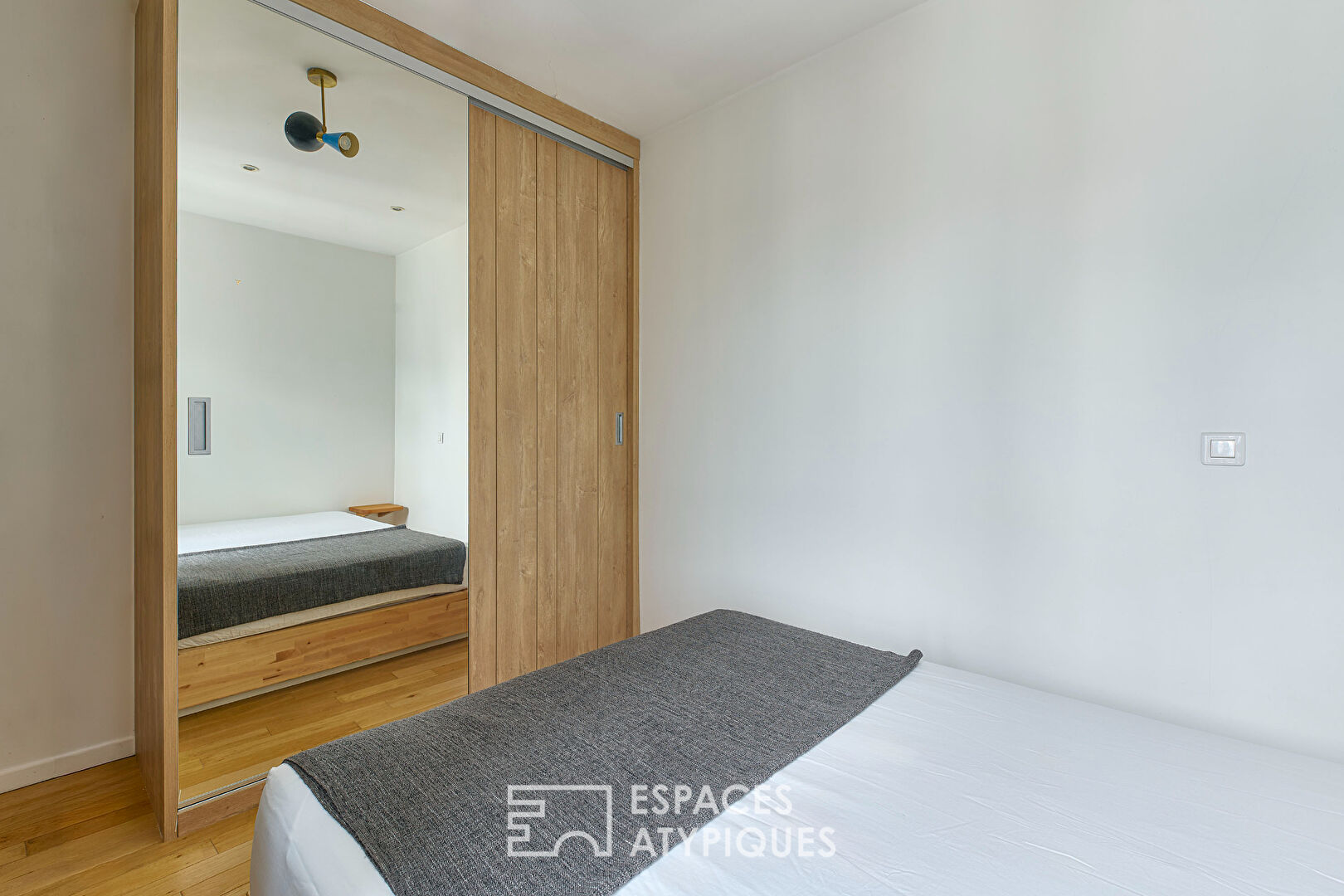 Appartement rénové au dernier étage avec balconnets