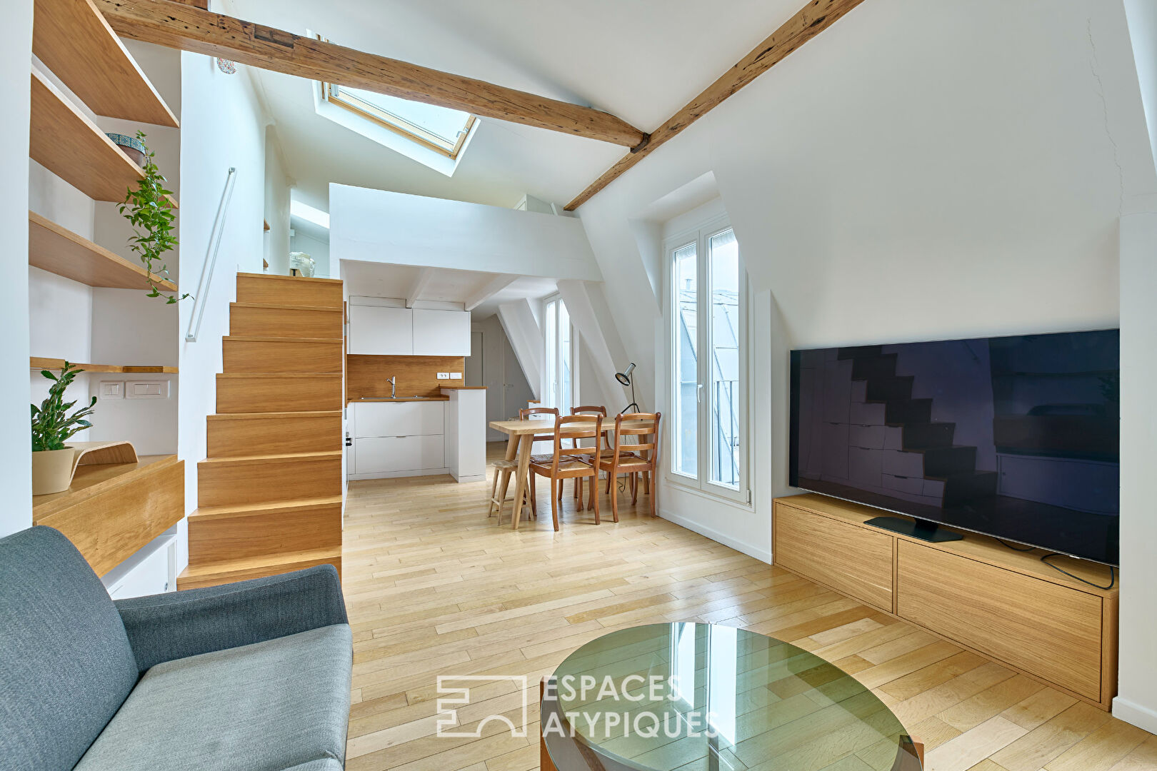 Appartement rénové au dernier étage avec balconnets