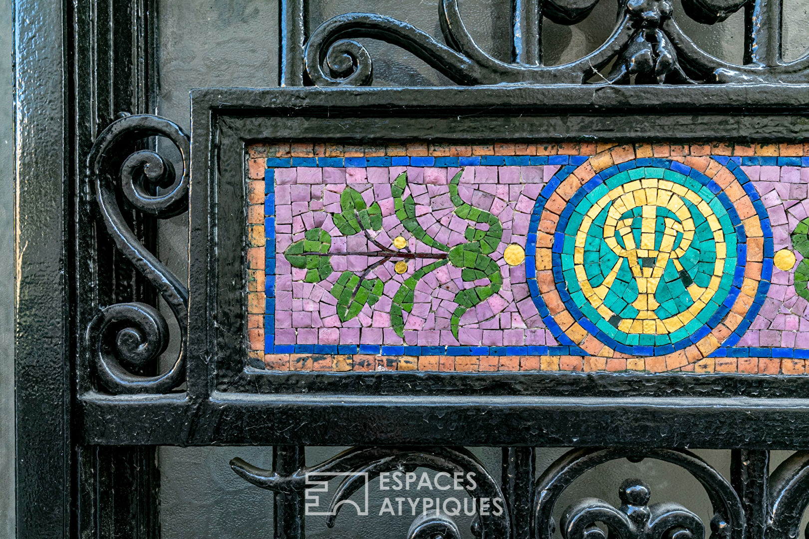 Étage noble traversant esprit loft avec balcon – Place Loulou Gasté