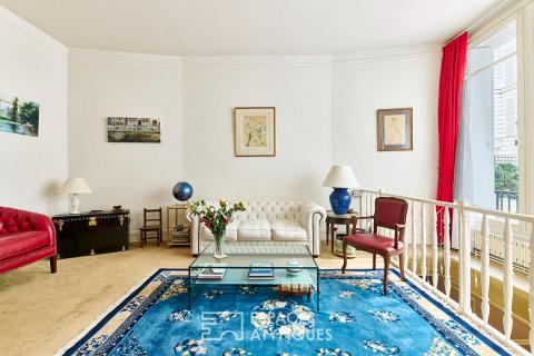 Haussmannien sur vaste cour avec salle disco – Rue de la Pompe