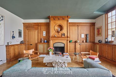 Former artist’s studio on the top floor with a balcony-terrace near Parc Monceau