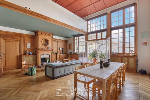 Ancien atelier d&rsquo;artiste en dernier étage avec balcon-terrasse à proximité du Parc Monceau