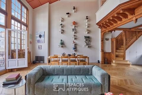 Ancien atelier d&rsquo;artiste en dernier étage avec balcon-terrasse à proximité du Parc Monceau