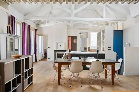 Loft en étage avec charpente apparente aux Batignolles