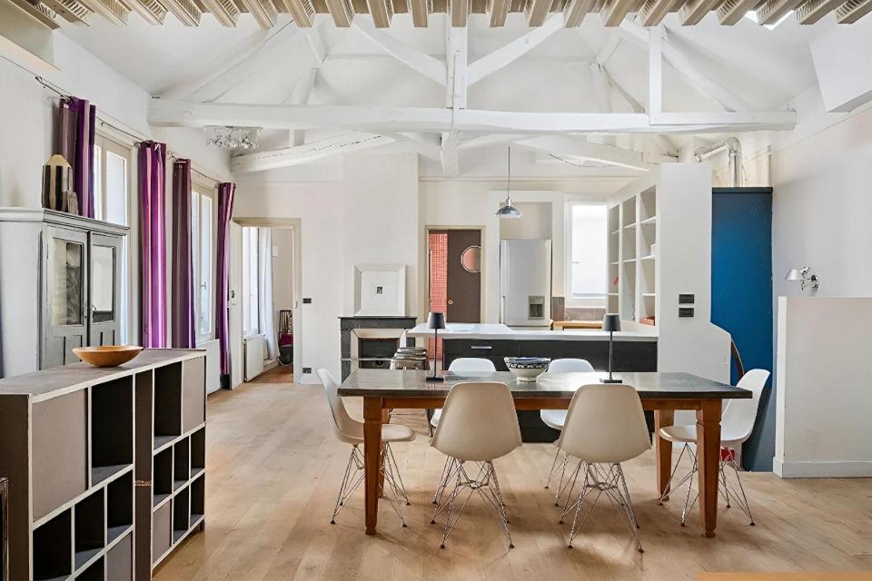 Loft en étage avec charpente apparente aux Batignolles