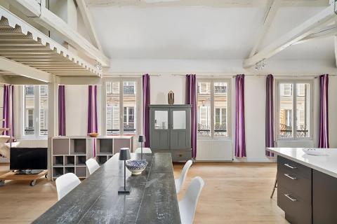 Loft en étage avec charpente apparente aux Batignolles