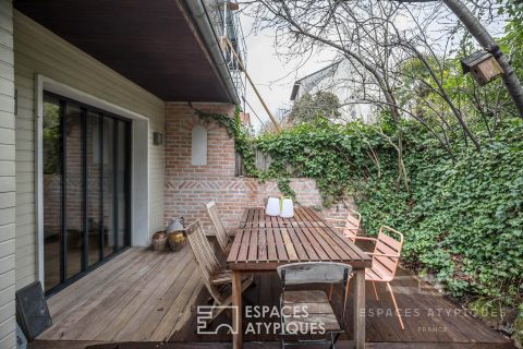 Maison à bardage bois avec deux terrasses et jardin