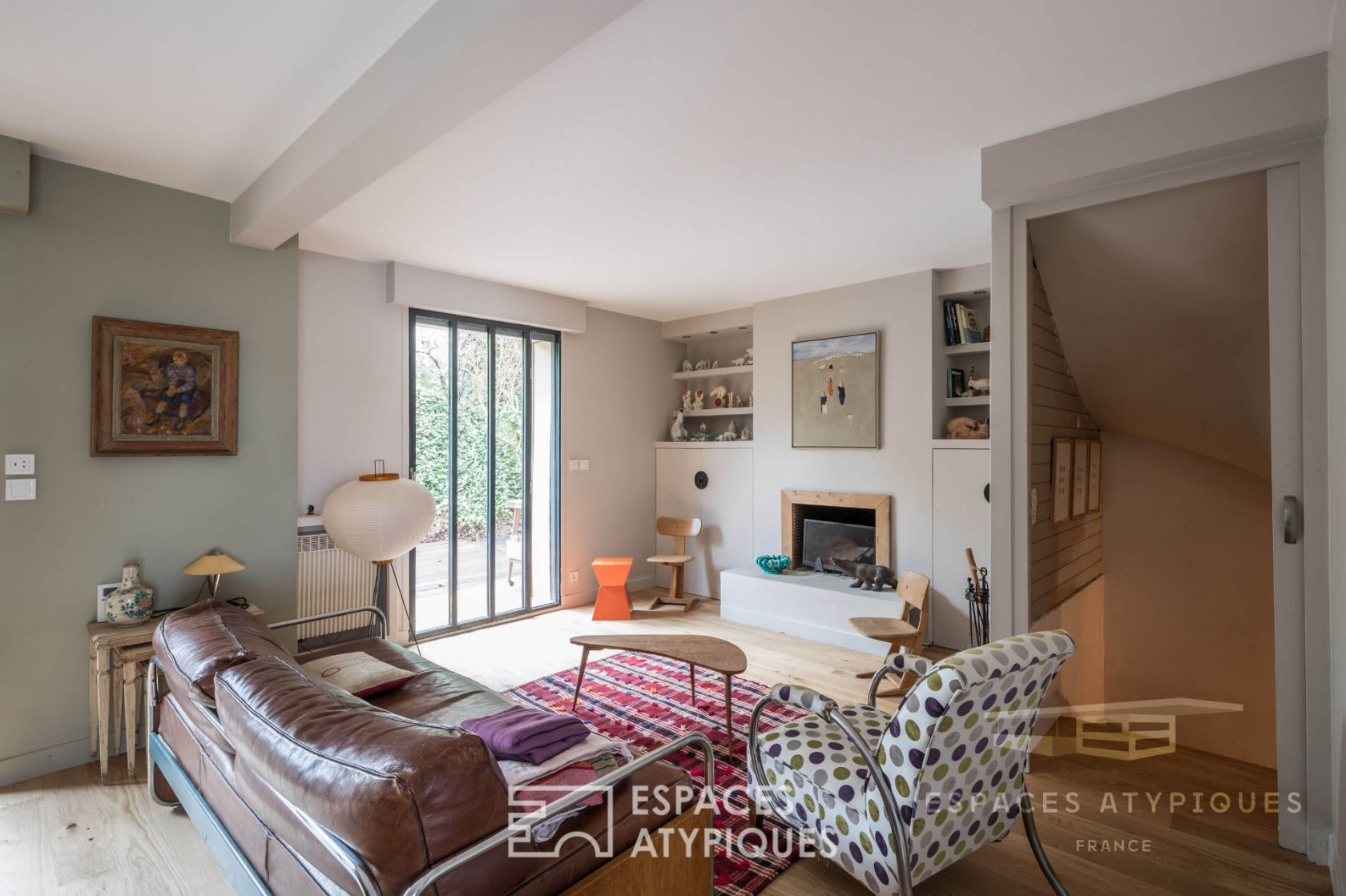 Maison à bardage bois avec deux terrasses et jardin