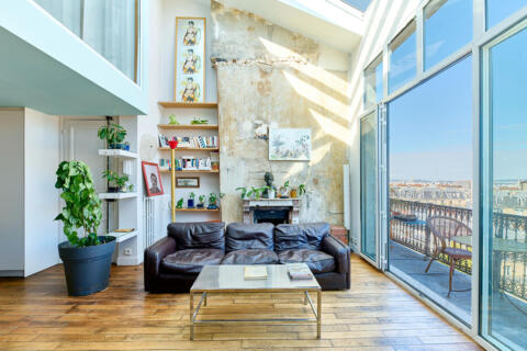 Atelier d’artiste d’architecte en dernier étage avec balcon et vues à Montmartre