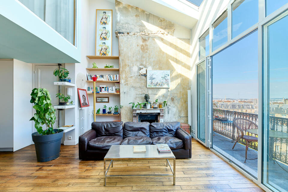 Atelier d'artiste d'architecte en dernier étage avec balcon et vues à Montmartre
