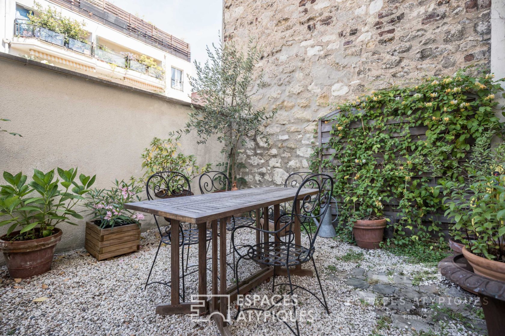 Inverted duplex crossing on courtyard and small garden
