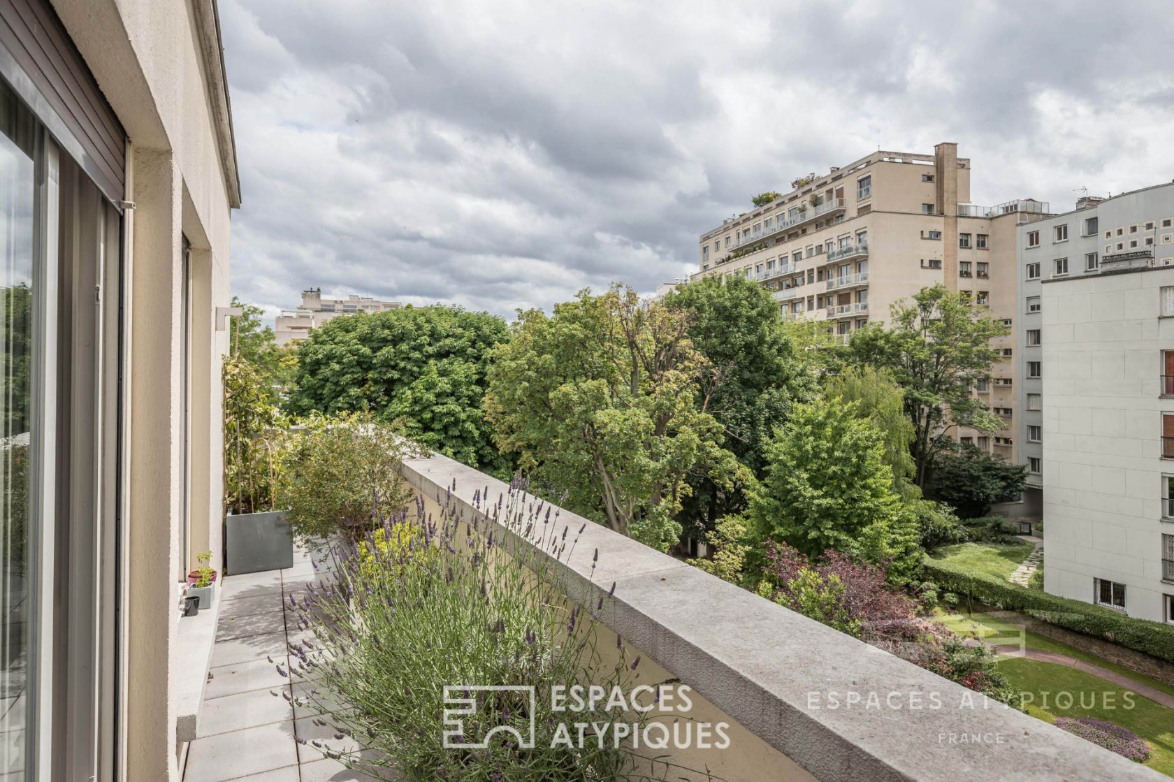 Duplex avec terrasse dans immeuble d’architecte de renom