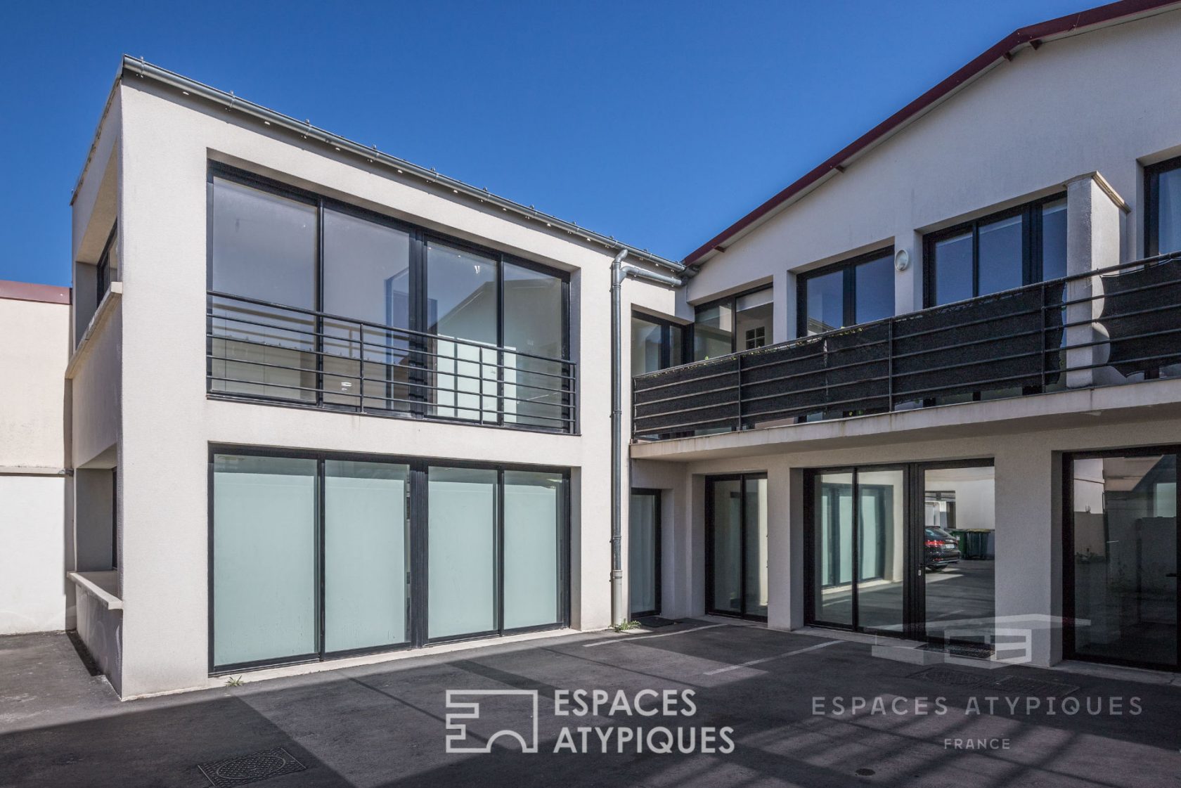 Duplex contemporary house on courtyard