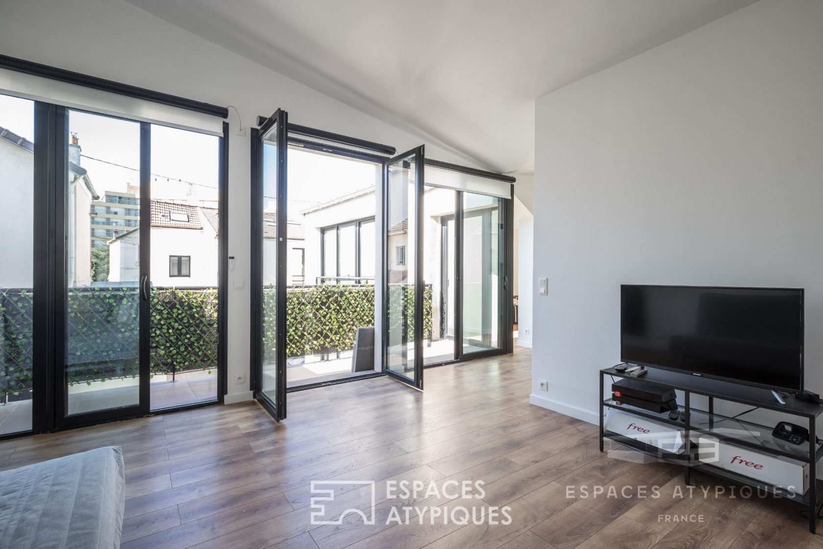 Duplex contemporary house on courtyard