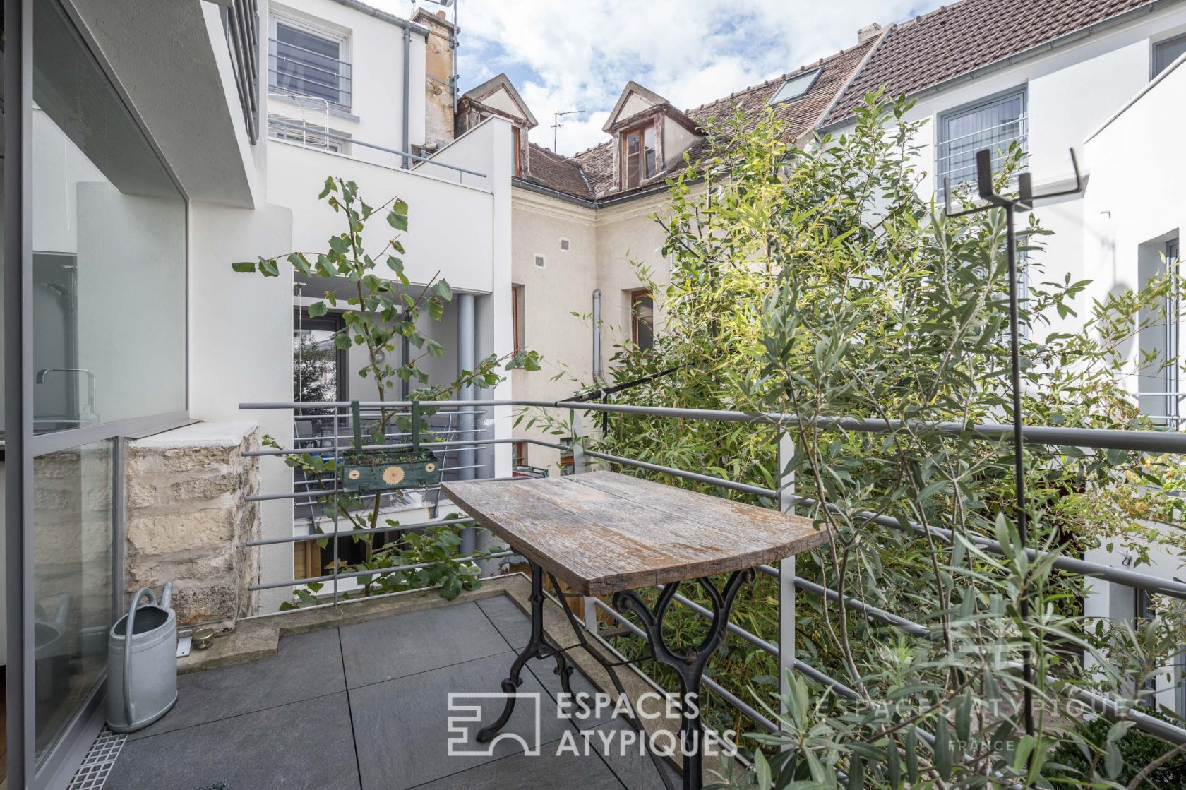 Appartement esprit maison avec terrasses et cour privative