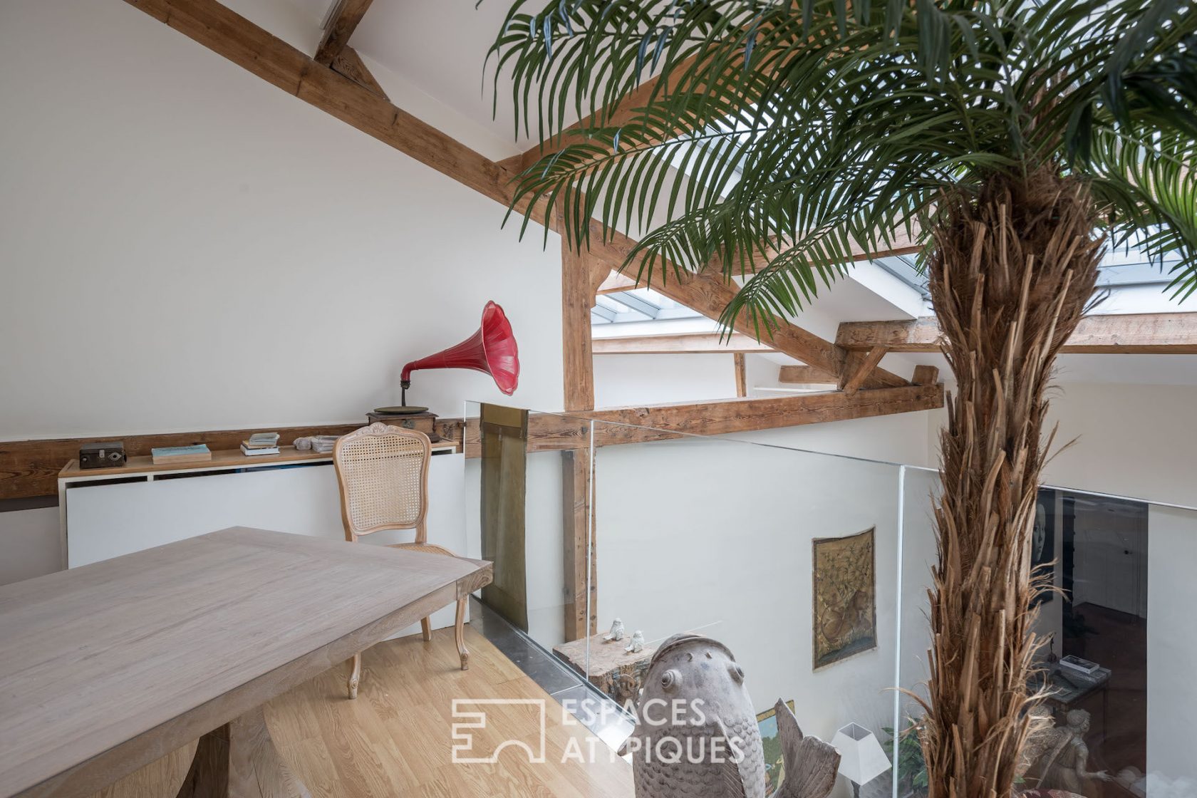 House-loft under glass roofs in the backyard