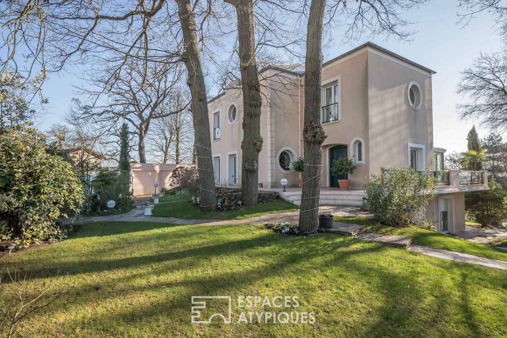 Mixed villa with terraces, garden and swimming pool