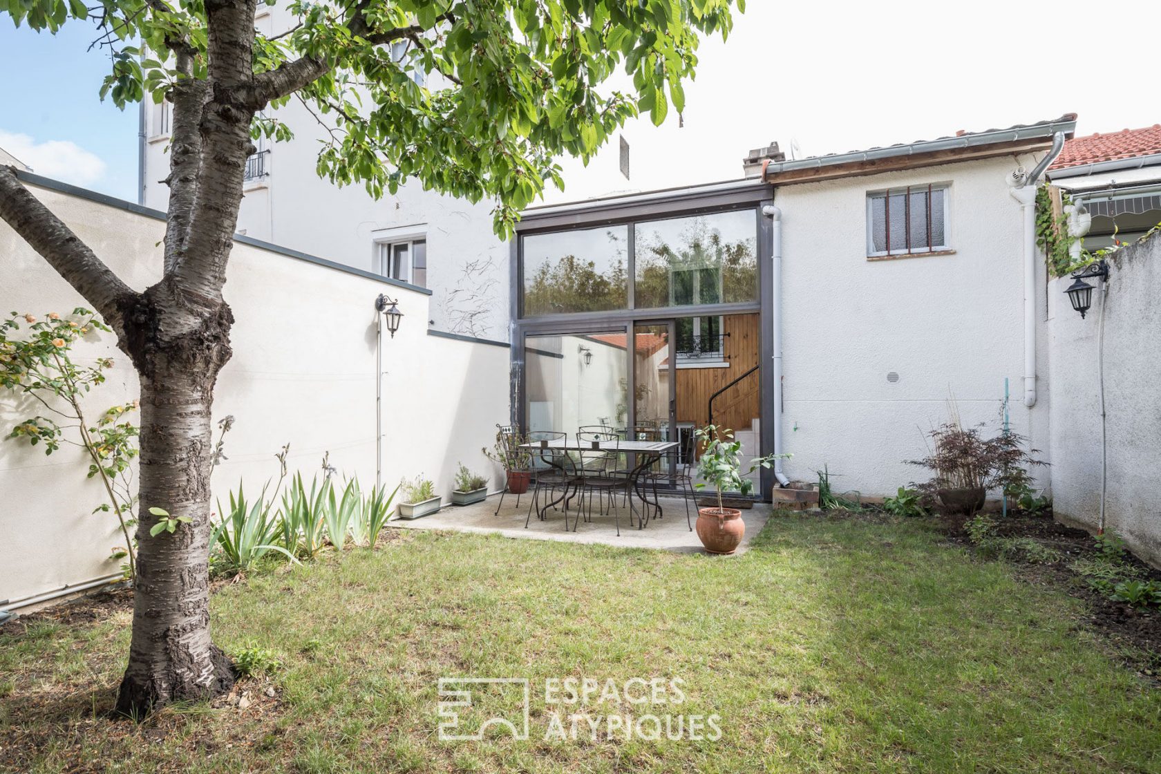 Petite maison avec jardin et dépendance