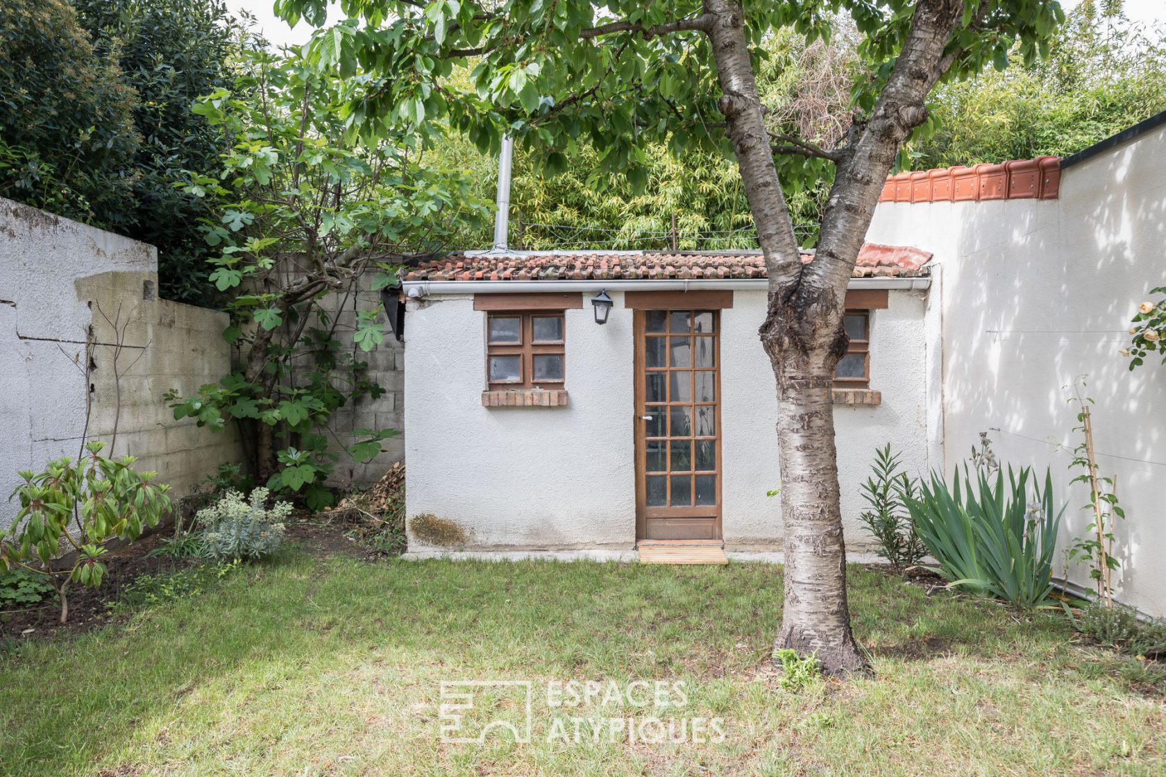 Petite maison avec jardin et dépendance