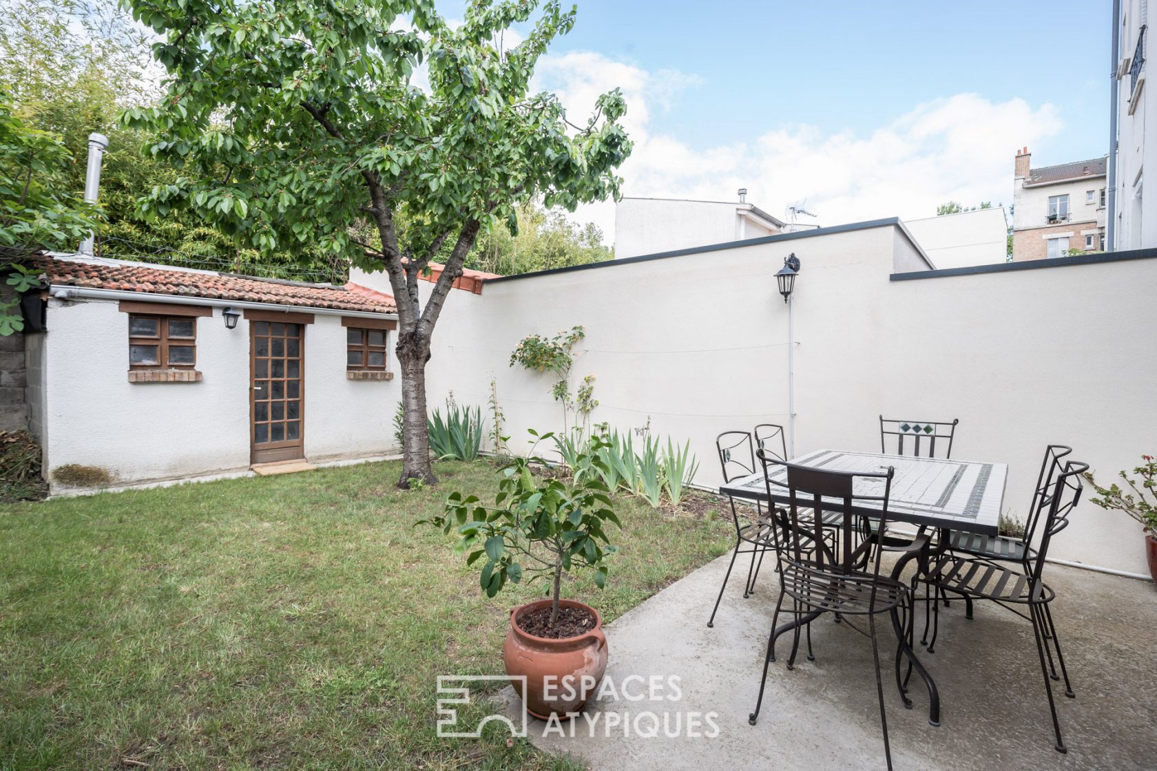 Petite maison avec jardin et dépendance