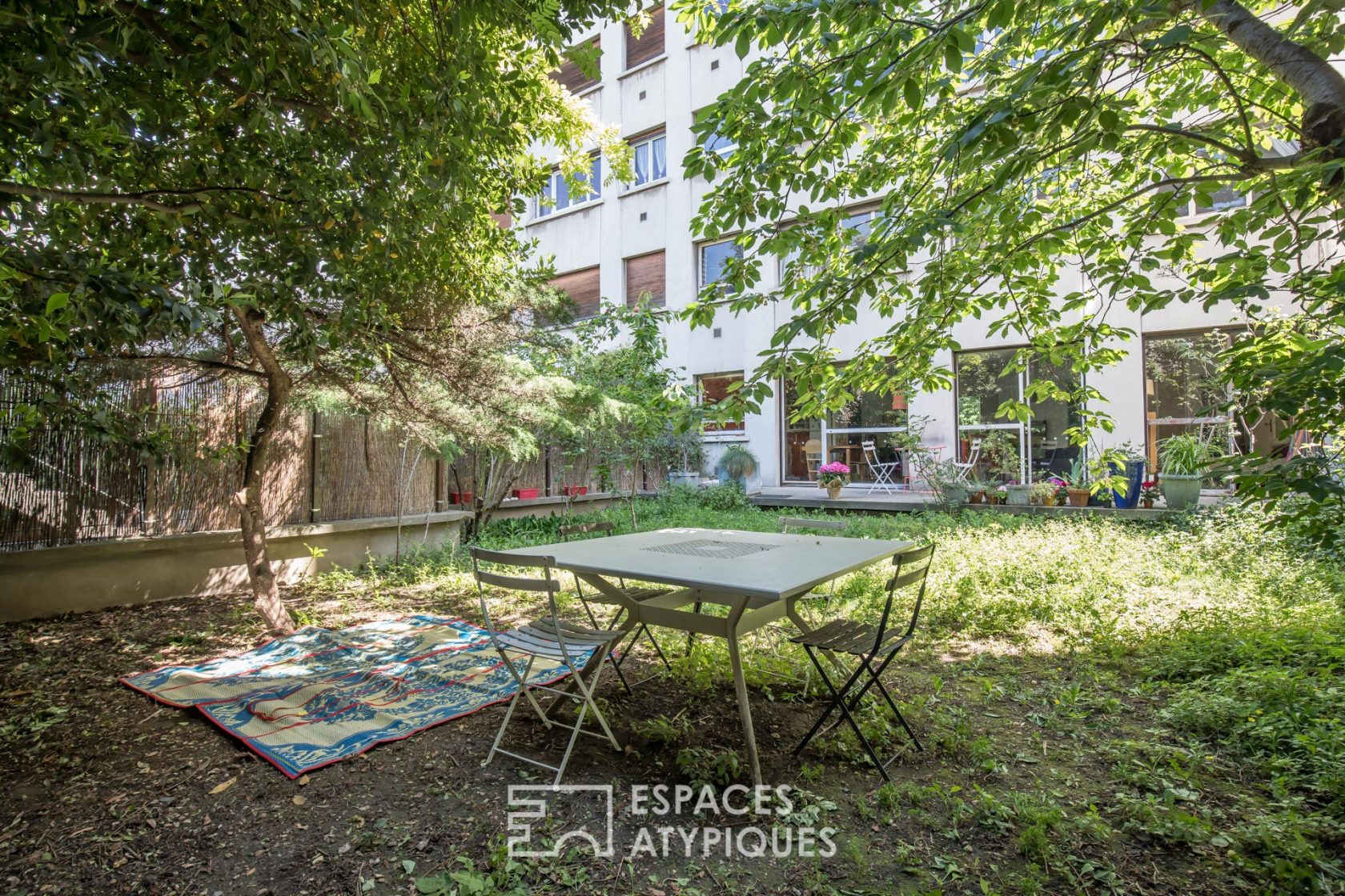 Apartment with large garden with trees