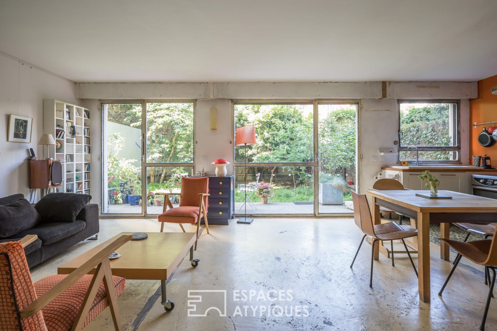 Apartment with large garden with trees