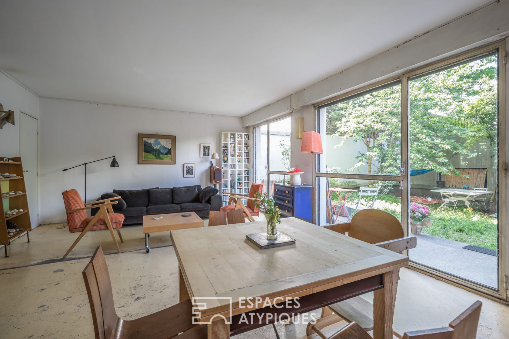 Apartment with large garden with trees