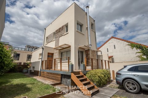 Contemporary boat-style house with garden and terraces