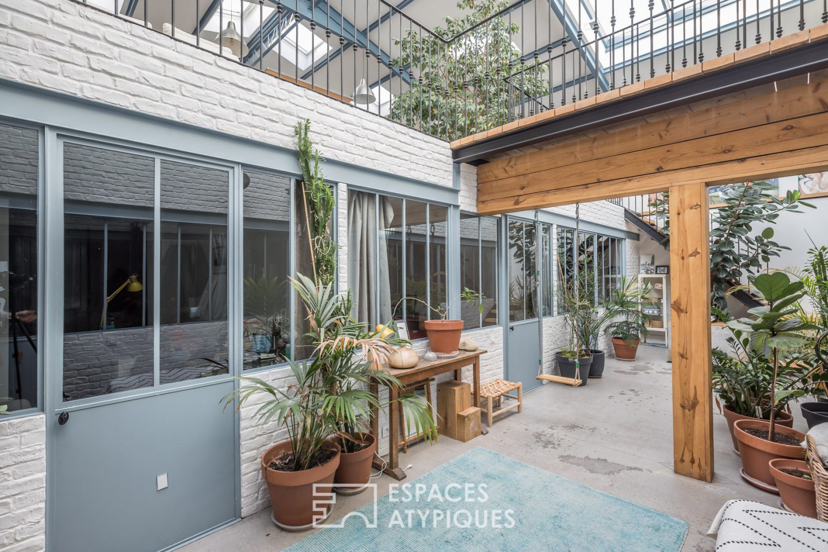 Former sawmill rehabilitated in loft with terrace