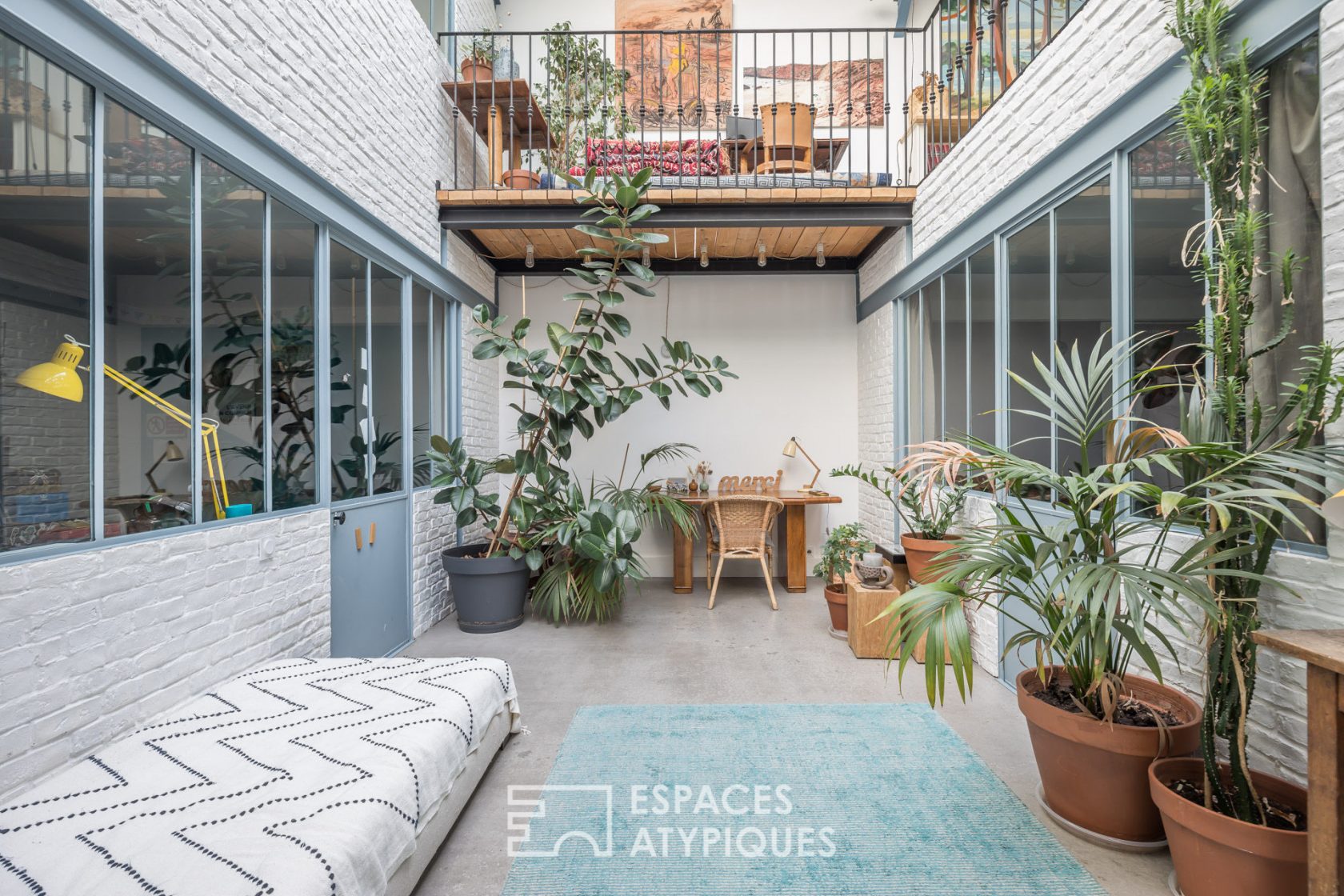 Former sawmill rehabilitated in loft with terrace