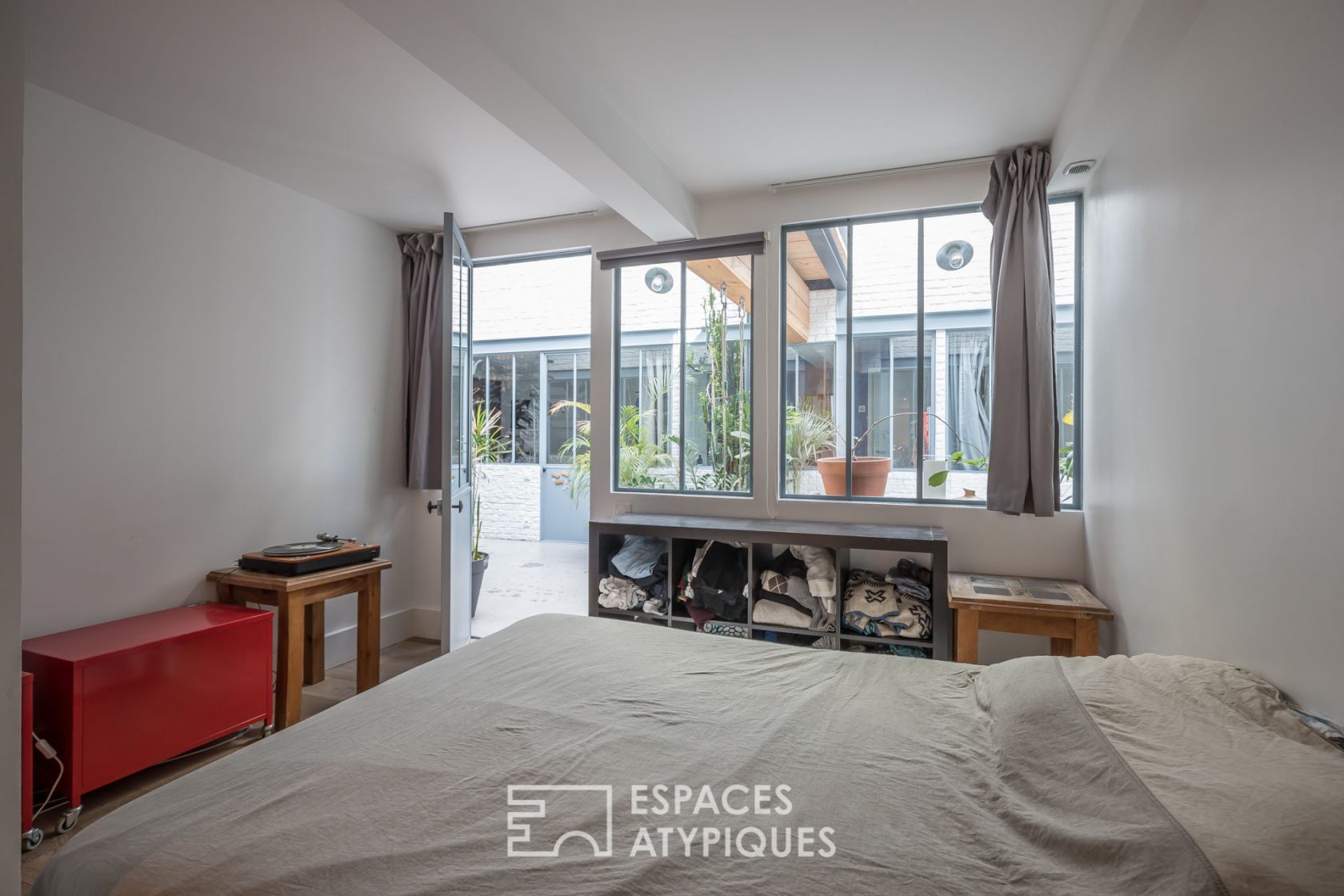 Former sawmill rehabilitated in loft with terrace
