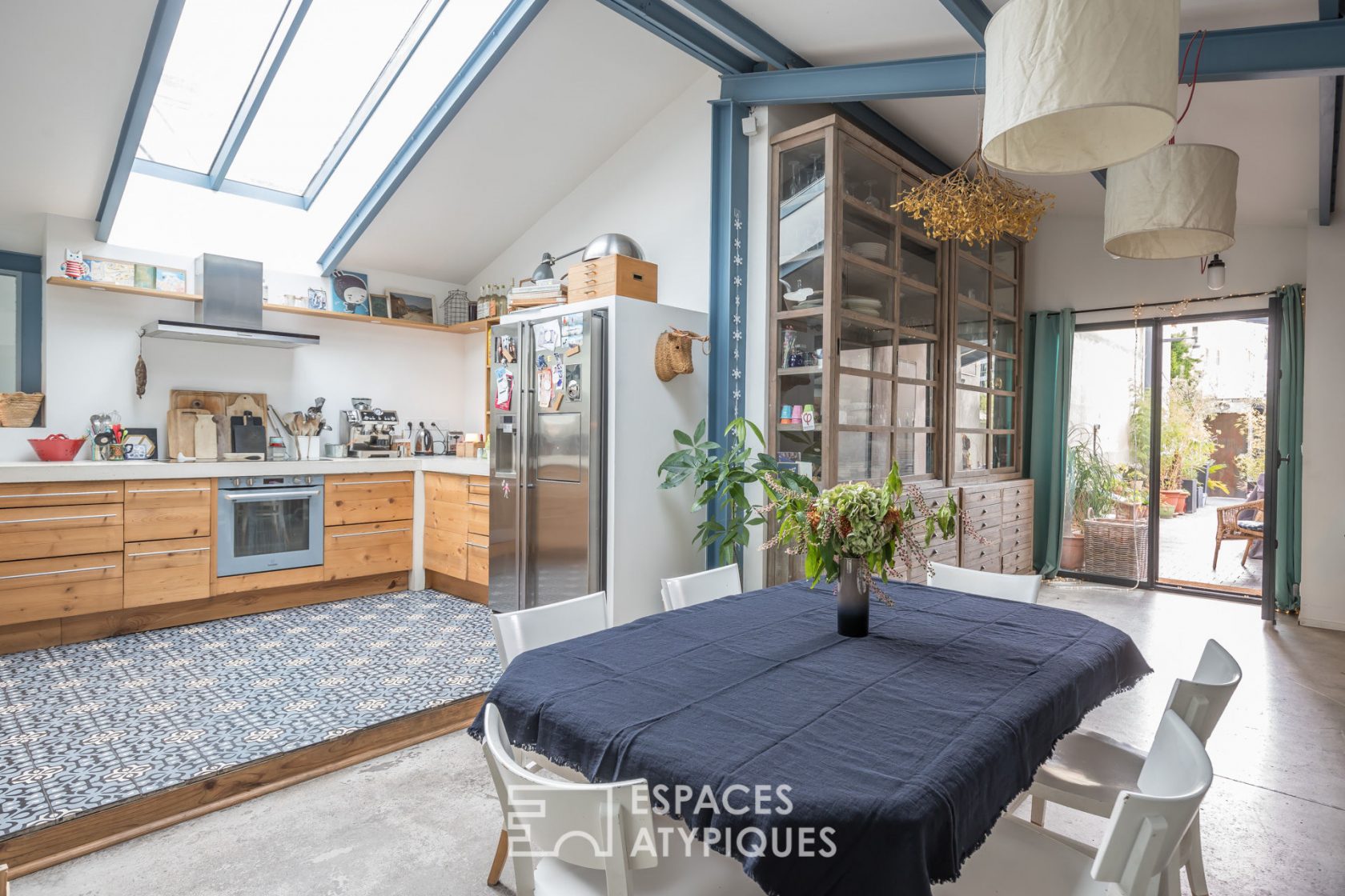 Former sawmill rehabilitated in loft with terrace